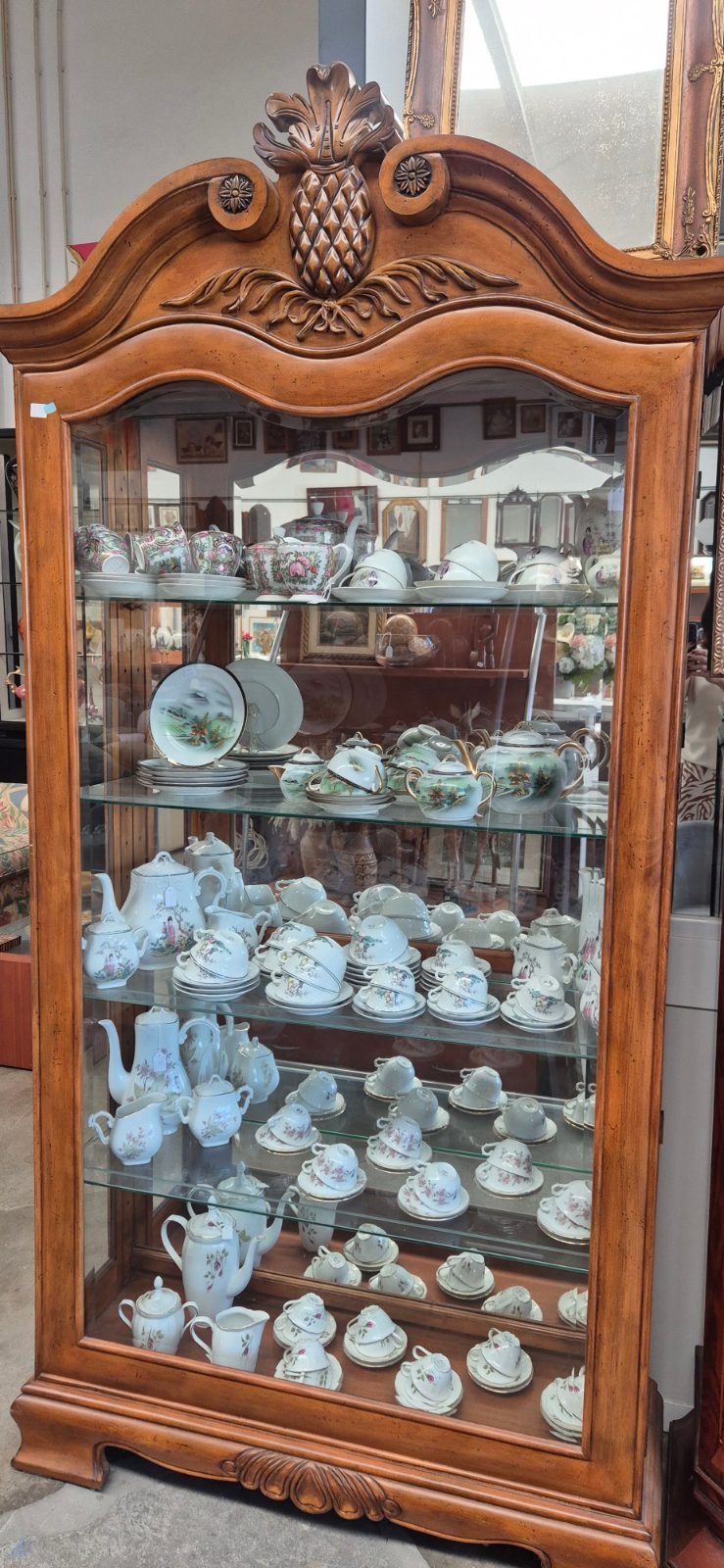 Vitrine em Cerejeira talhada